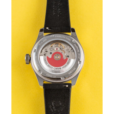 Vue de dos de la montre Montre Oris Big Crown Pointer Date Bullseye avec son boîtier transparent