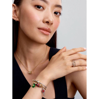 Un mannequin portant la Pandora Bague Vague Scintillante Métal Doré À L’Or 14 Carats