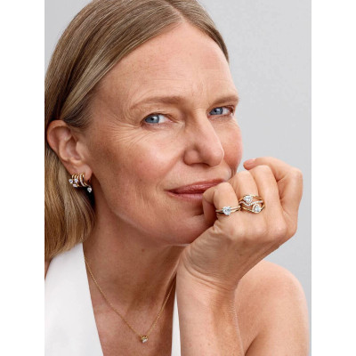 Un mannequin portant la Pandora Bague Cœur Anneau Double Métal Doré À L’Or 14 Carats