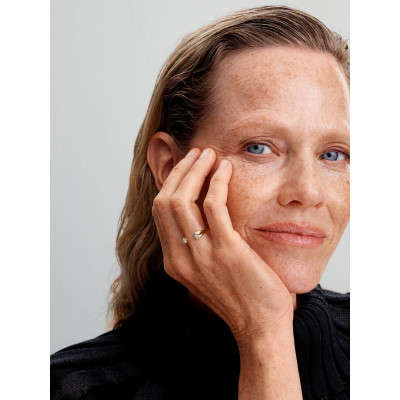 Un mannequin portant la Pandora Bague Ouverte Étoiles Filantes Métal Doré À L’Or 14 Carats