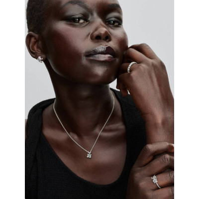 Un mannequin portant la Pandora Bague Disney Stitch & Pierre Argent Massif