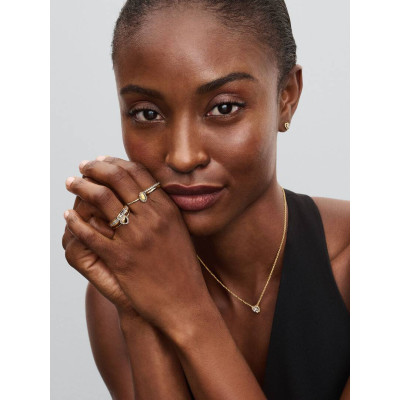 Pandora Bague Anneau Double Métal Doré À L’Or 14 Carats sur un mannequin