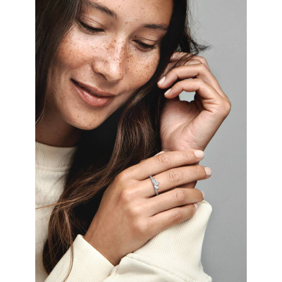 Un mannequin portant la Pandora Bague Herbier Scintillant Argent Massif