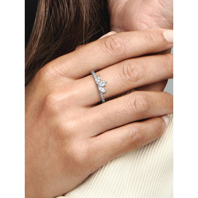 Gros plan de la Pandora Bague Herbier Scintillant Argent Massif sur un mannequin