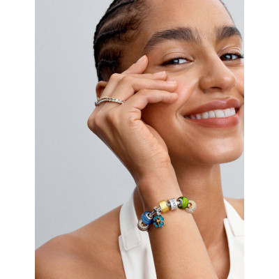 Un mannequin portant la Pandora Bague Vague Scintillante Argent Massif