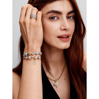 Pandora Anneau Scintillant Argent Massif sur un mannequin