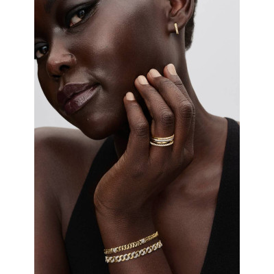 Un mannequin portant la Pandora Anneau Scintillant Argent Massif