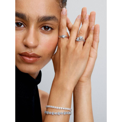 Pandora Bague Cœur Anneau Double Argent Massif sur un mannequin