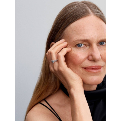 Un mannequin portant la Pandora Bague Cœur Anneau Double Argent Massif