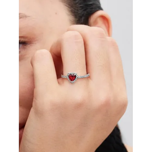Photo présentant l’intégralité de la Pandora Bague Cœur Rouge Surélevé Argent Massif