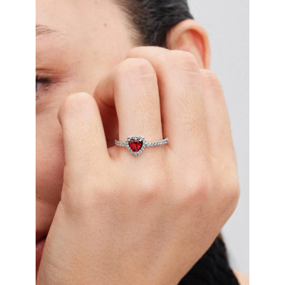 Gros plan de la Pandora Bague Cœur Rouge Surélevé Argent Massif sur un mannequin