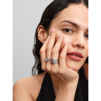 Gros plan de la Pandora Bague Cœur Rose Surélevé Argent Massif sur un mannequin