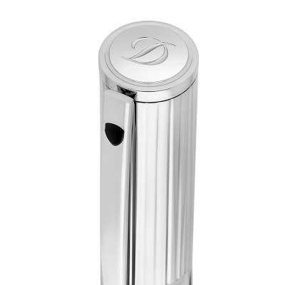 Vue du clip du S.T. Dupont Stylo Plume D‑Initial Bi‑Matière Cuir & Chrome, orné du célèbre “D” emblématique de la Maison Dupont
