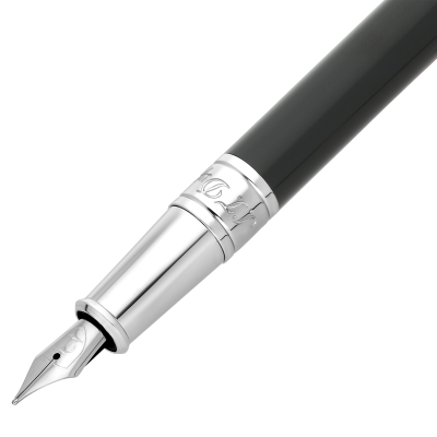 Zoom détaillé sur la pointe du S.T. Dupont Stylo Plume D‑Initial Bi‑Matière Cuir & Chrome