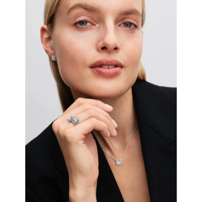 Pandora Bague Halo Scintillant Carré Argent Massif sur un mannequin