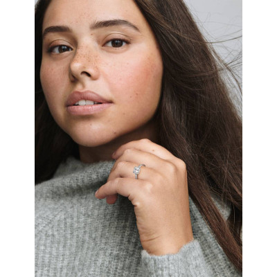 La Pandora Bague Halo Scintillant Carré Argent Massif mise en scène sur un mannequin