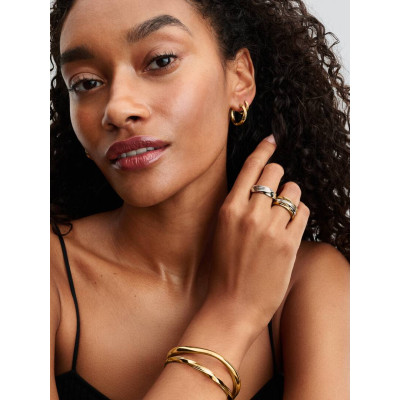 Un mannequin portant la Pandora Bague Double Torsadée Argent Massif