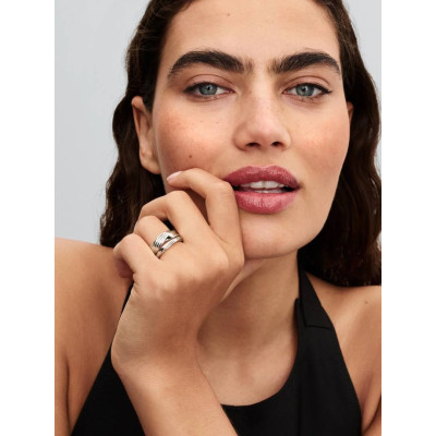 Pandora Bague Double Torsadée Argent Massif sur un mannequin