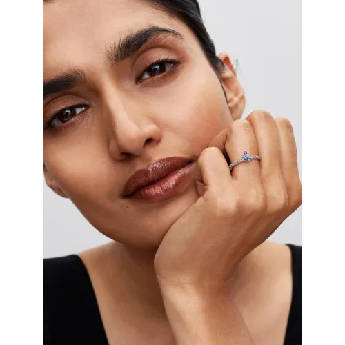 Photo présentant l’intégralité de la Bague Papillon Scintillante Argent Massif