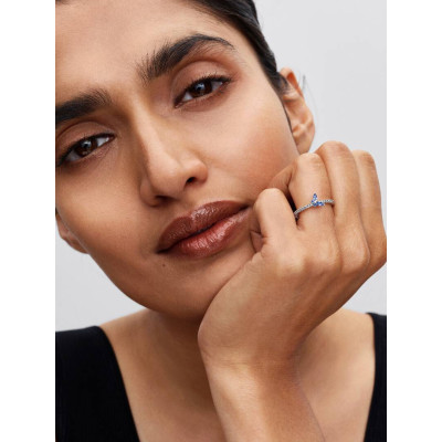 Bague Papillon Scintillante Argent Massif sur un mannequin