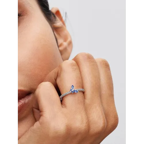 Photo présentant l’intégralité de la Bague Papillon Scintillante Argent Massif