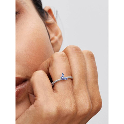 Gros plan de la Bague Papillon Scintillante Argent Massif sur un mannequin