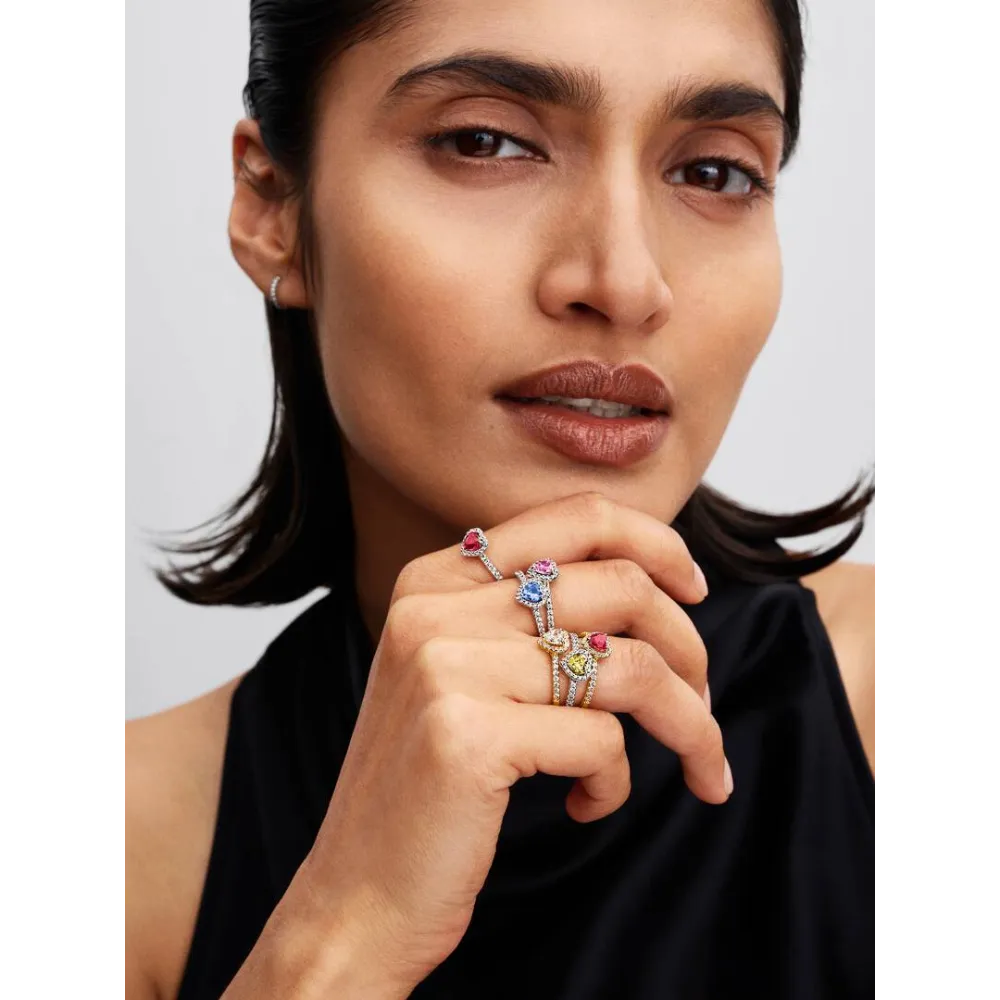 Un mannequin portant la Pandora Bague Cœur Surélevé Jaune Scintillant Argent Massif