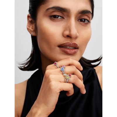 Un mannequin portant la Pandora Bague Cœur Surélevé Jaune Scintillant Argent Massif