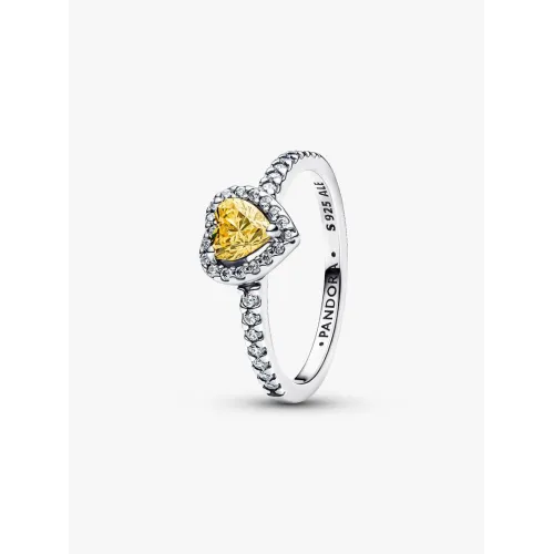Un mannequin portant la Pandora Bague Cœur Surélevé Jaune Scintillant Argent Massif