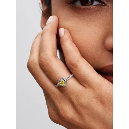 Un mannequin portant la Pandora Bague Cœur Surélevé Jaune Scintillant Argent Massif