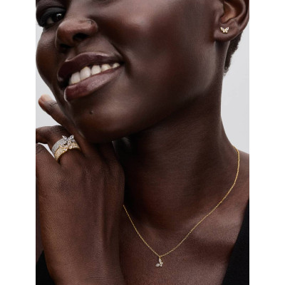 Un mannequin portant la Pandora Bague Cocktail Papillon Scintillant Dorée Métal Doré À L'Or 14 Carats