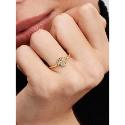 Gros plan de la Pandora Bague Céleste Soleil Scintillant Métal Doré À L'Or 14 Carats sur un mannequin