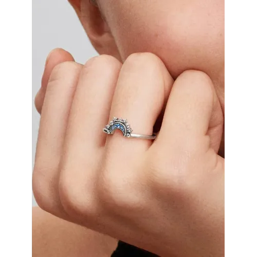Photo présentant l’intégralité de la Pandora Bague Céleste Lune Scintillante Bleue Argent Massif