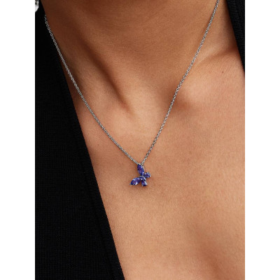 Gros plan de la Collier à Pendentif Papillon sur un mannequin