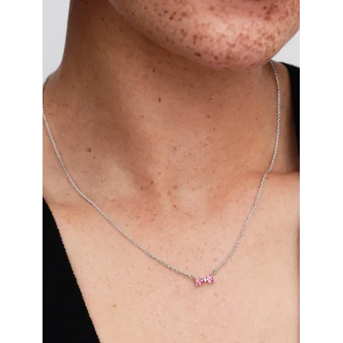 Photo présentant l’intégralité de la Collier à Pendentif Nœud Rose