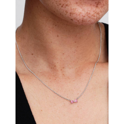 Gros plan de la Collier à Pendentif Nœud Rose sur un mannequin