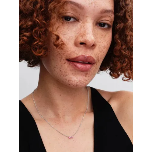 Photo présentant l’intégralité de la Collier à Pendentif Nœud Rose