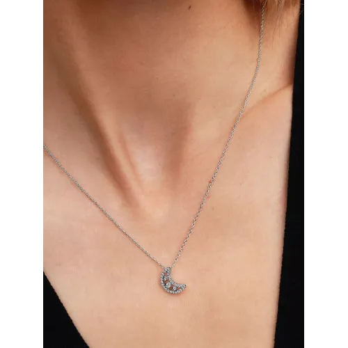 Photo présentant l’intégralité de la Collier Pendentif Lune Croissante