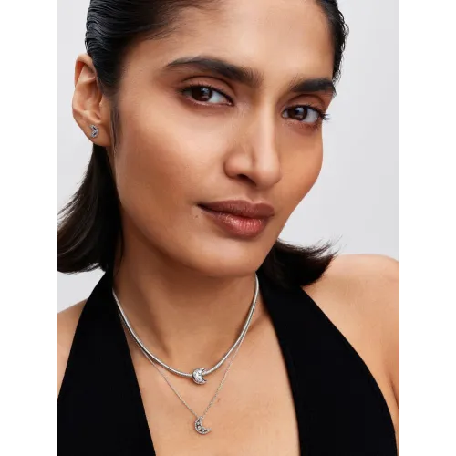 Photo présentant l’intégralité de la Collier Pendentif Lune Croissante