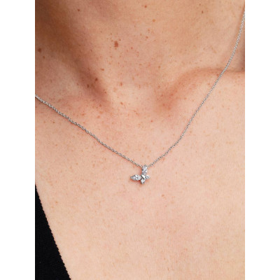 Gros plan de la Collier À Pendentif Papillon sur un mannequin
