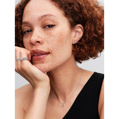 Vue Collier À Pendentif Papillon sur un mannequin