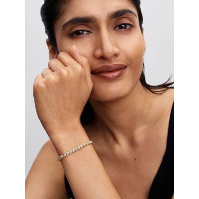 Bracelet Rivière Audacieux Scintillant Doré Métal Doré À L’Or 14 Carats sur un mannequin.