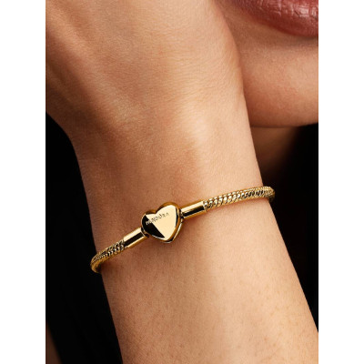 Gros plan de la Bracelet Maille Serpent Facette Fermoir Cœur Doré