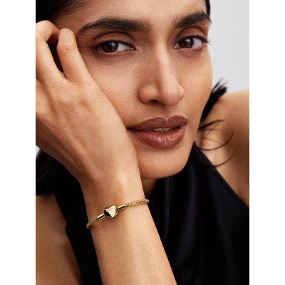 Vue Bracelet Maille Serpent Facette Fermoir Cœur Doré sur un mannequin