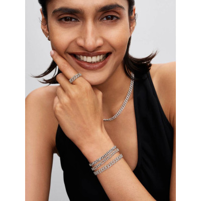 Un mannequin portant la Bracelet Maille Cubaine Cœur