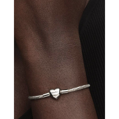 Gros plan de la Pandora Bracelet Maille Serpent Facetté Fermoir Cœur sur un mannequin
