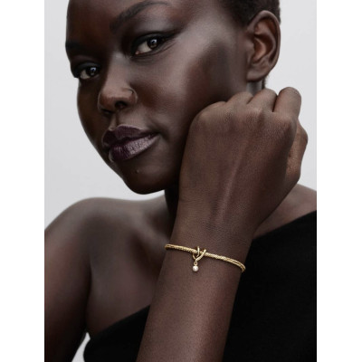 Vue Pandora Charm Cœur Enveloppant Doré sur un mannequin