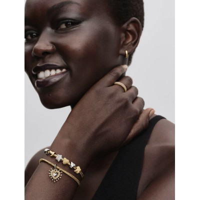 Pandora Charm Pendant Double Cœur Étincelant sur un mannequin