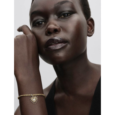 Un mannequin portant la Pandora Charm Pendant Double Cœur Étincelant