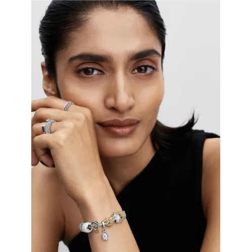 Photo présentant l’intégralité de la Pandora Charm Maison et Cœur